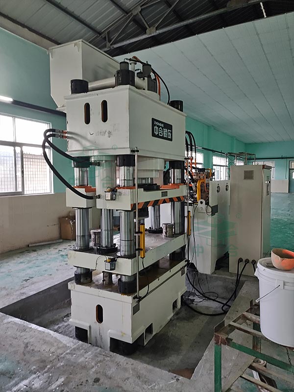 630噸四柱液壓機安裝調(diào)試.jpg 630噸四柱液壓機安裝調(diào)試.jpg