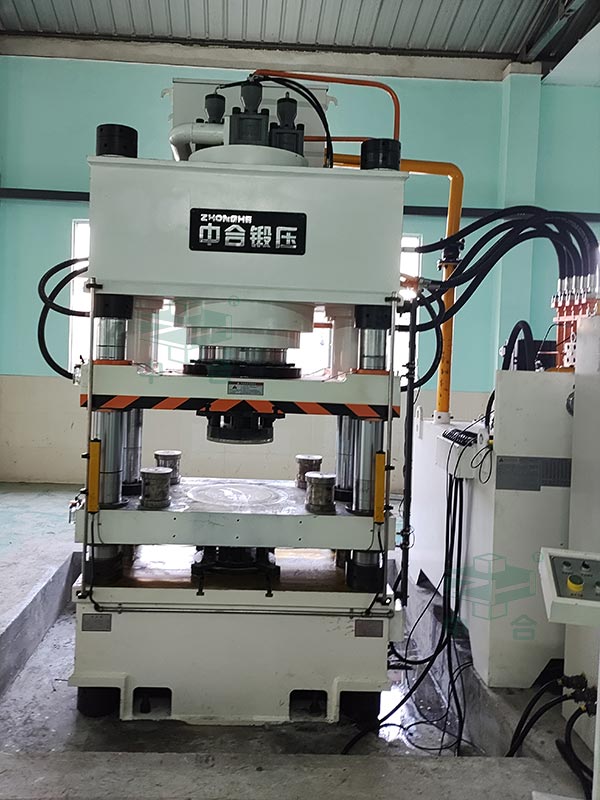 630噸四梁四柱液壓機.jpg 630噸四梁四柱液壓機.jpg